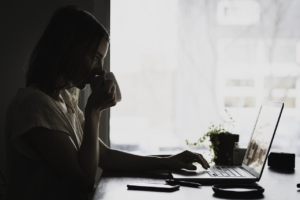 Teletrabajar desde otro país: qué implica para la empresa